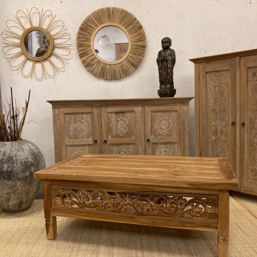 Muebles de madera en ambiente acogedor.