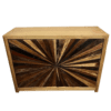 Mueble de madera con diseño radial.